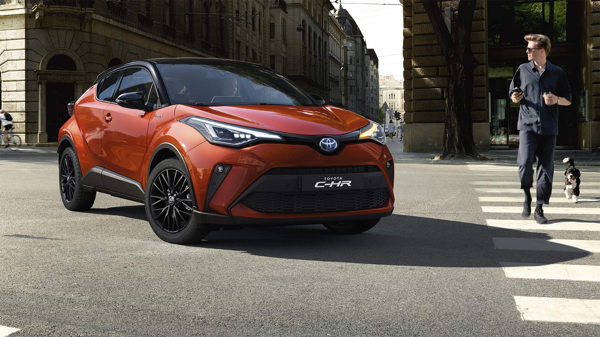 טויוטה C-HR יד שנייה פונה ברחוב